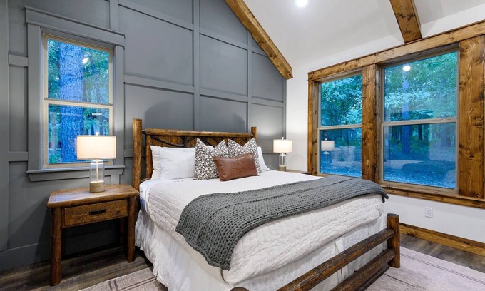 Broken Bow House | Pickleball, Pool, Splash Fountain ,Clubhouse , Walking Trails , Basketball