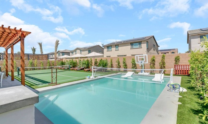 Coachella House | Pickleball+Spa+Pool+BBall+13Beds