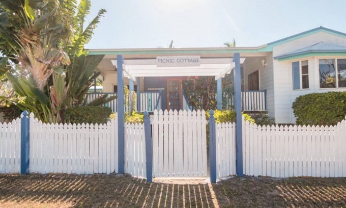 Picnic Bay House | Picnic Cottage, Lovely home near the beach