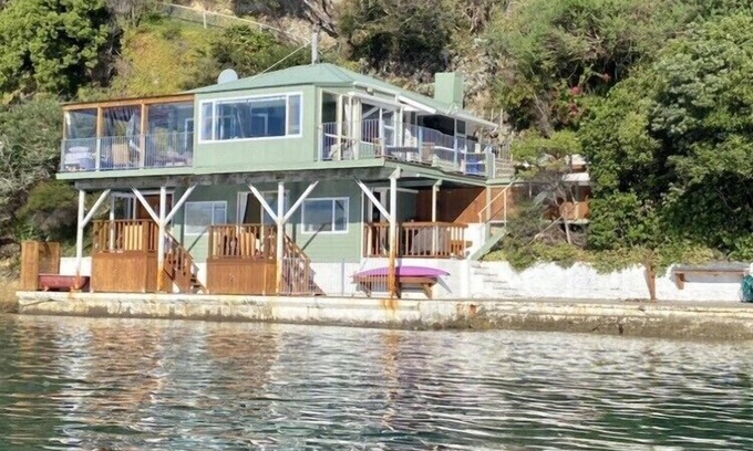 Waikawa Bay House | Picton beach front kiwi bach