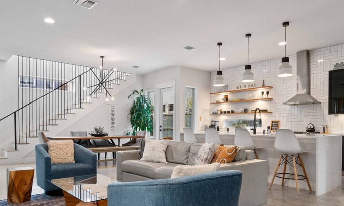 Holly House | Picture-Perfect + Trendy Vibes Minutes From Rainey