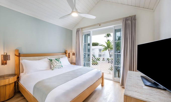 Islamorada Villa | Picture-Perfect Villas Offering Pool Relaxation & Ocean Adventures Nearby