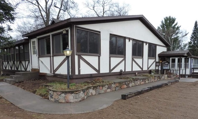 Spooner House | Picturesque Lodge Located on Lincoln Lake in Spooner, WI