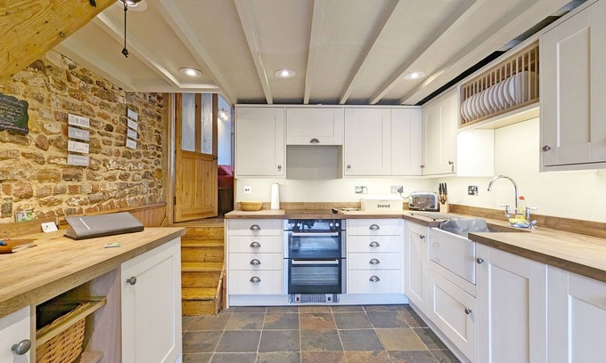 Pulborough Cottage | Piemans Cottage - a cottage that sleeps 5 guests in 2 bedrooms