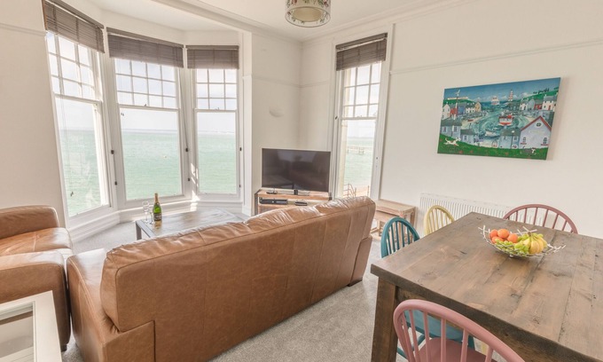 Totland Bay Apartment | Pier View Apartment, luxury sleeps 6 in 3 bedrooms