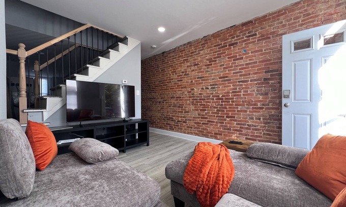 Downtown Baltimore House | Pig Town Charm 2-BD/2-Bath Row House in Baltimore- friendly neighborhood