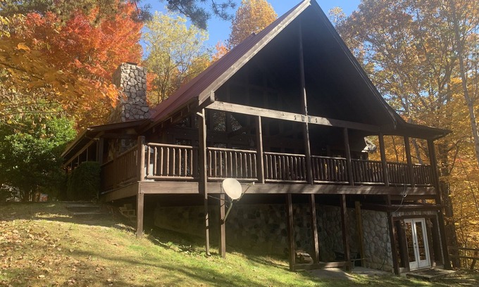 Townsend Cabin | Pigeon Forge Gatlinburg, Campfire Lodge Secluded 4 Bed,2 Baths, sleeps 8-10