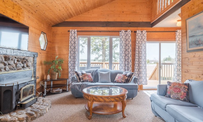 Selwyn Cottage | Pigeon Lake Lakefront Cottage