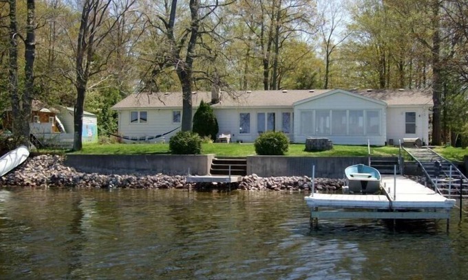 Gannon Village Cottage | Pigeon Lake Vacation Rental - Peterborough
