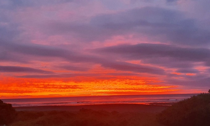 Piha House | Piha Beachfront Sunset and Surf Watch!