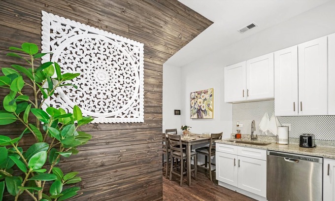 Lower West Side Apartment | Pilsen Apartment Near Downtown Chicago