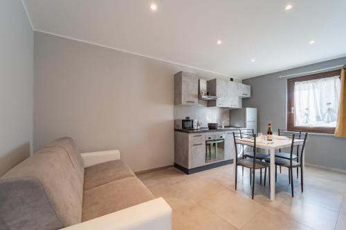 Roccasparvera Apartment | Pinas house