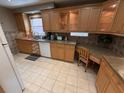 Fletchers Creek South House | Pind da Ghar-BEST DOWNTOWN LOCATION-WALKING TO TRAIN, PLAZA
