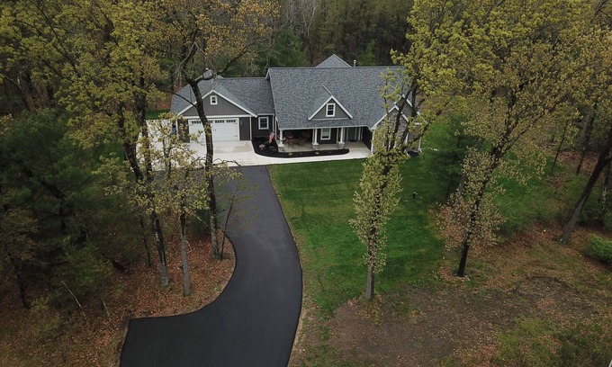 Wisconsin Dells House | Pine Acres- 6-bedroom, 4-bathroom home on 5 acres in rural Wisconsin Dells