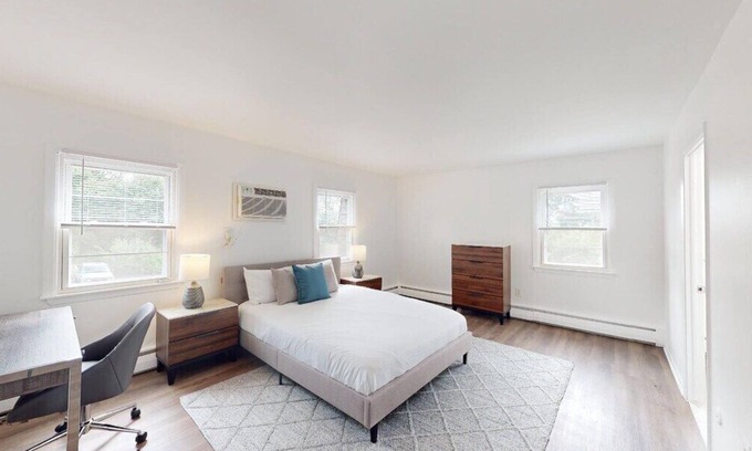 Newark Apartment | Pine Brook Apartments: Luxurious living in a stunning wooded setting