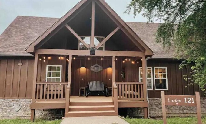 Reeds Spring House | Pine Grove Cabin side A