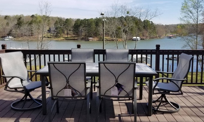 Gainesville House | Pine Haven | Lake front home/w Dock, Cheerful 4 Bedroom Cottage/w Dock Max 6 ppl