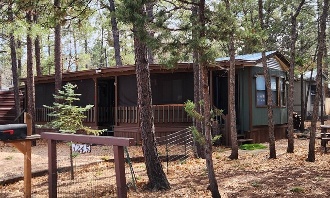 Pinetop House | Pine &Peaks Retreat Charming 1-Bedroom House with Casita sleeps 5 in Pinetop, AZ
