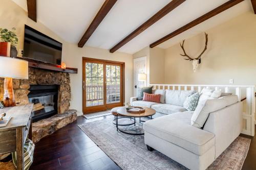 Bailey House | Pine Perch ~ Cozy Mountain Cabin w/Views