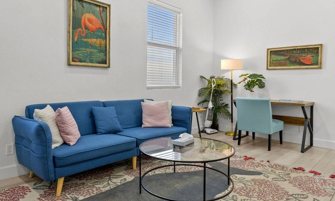 Gillespie Park Apartment | Pineapple Paradise #2 13 min to Beach Fire Pit