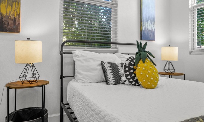Gillespie Park Apartment | Pineapple Paradise #3 13 min to Beach Fire Pit