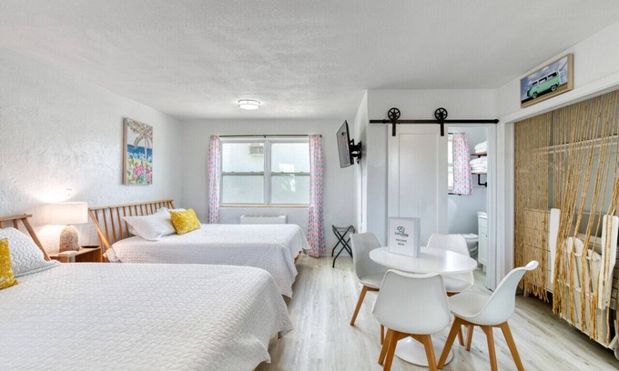Bridgeport Heights Hotel | Pineapple Shores Retro Inn 2