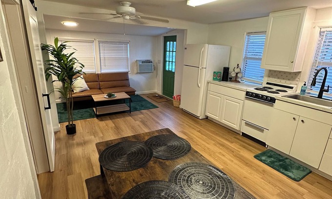 Southgate Condo | Pinecraft 1Br/1B - Watch the Park, Walk to Restaurants, 15 Min drive to beaches