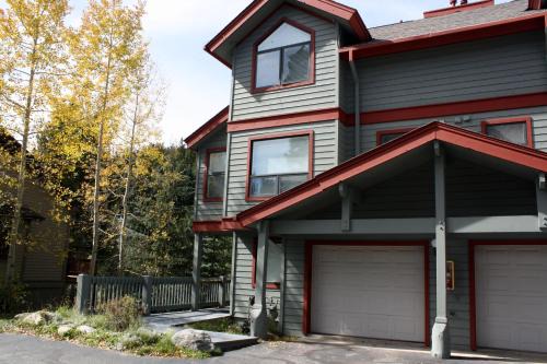 Warrior's Mark House | Pinecreek #I - 4 BR - Private Hot Tub - Close to Town - Shuttle to Slopes