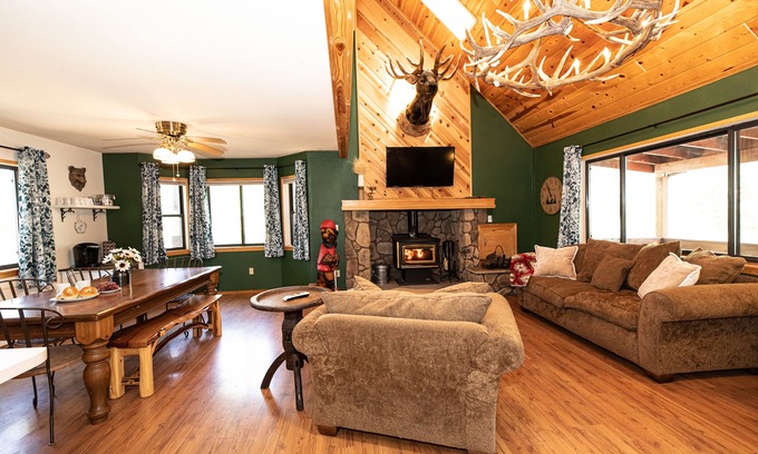 Pinetop-Lakeside House | Pinetop-Lakeside home/3 bed/2 bath/treehouse/hot tub