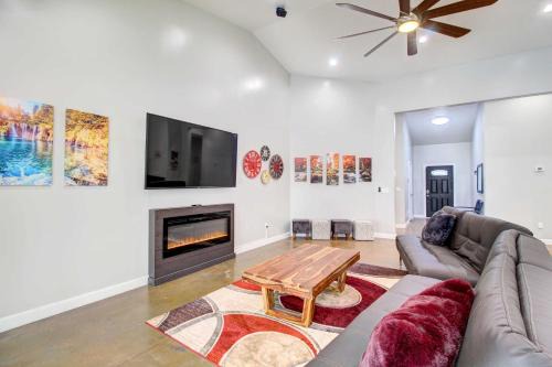 Lakeside House | Pinetop-Lakeside Home with Private Hot Tub and Bar