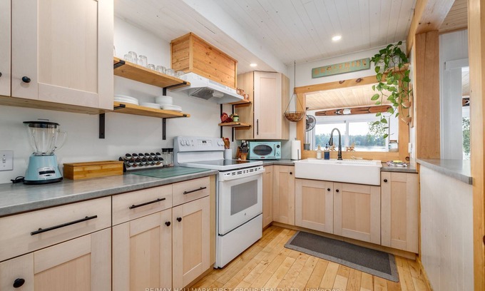 Youngs Point Cottage | Pineview Cottage Escape - Year Round w/Hot Tub & Pet Friendly!