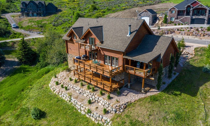 Ogden Cabin | PINEVIEW LAKE LODGE- 6 bed 4.5 bath minutes from Snowbasin Ski Resort.