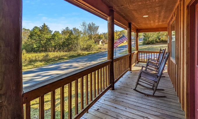 Mountain View House | Pinewood Bootlegger Cabin ~ walking distance to historic square