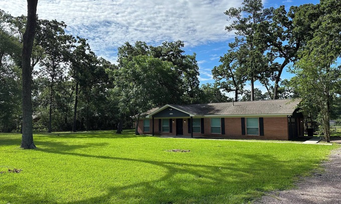 Spring House | Pinewoods Hideaway – Quiet Comfort Near It All