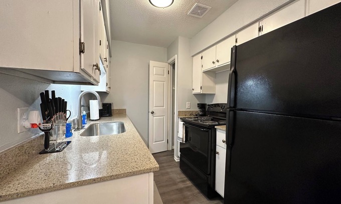 Texarkana House | Piney Woods 10 - King Bed