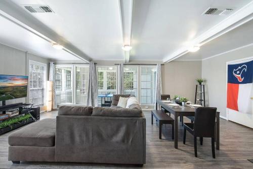 Huntsville House | Piney Woods I Ping Pong I By SHSU I TV I Sleeps 11