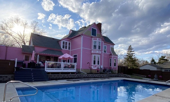 Hudson House | Pink Castle Bae-cation (Pool & Hottub) in Hudson, wI