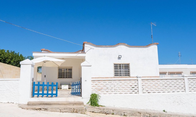 San Pietro in Bevagna House | PINK COTTAGE 10 BEDS 100 METERS FROM THE BEACH