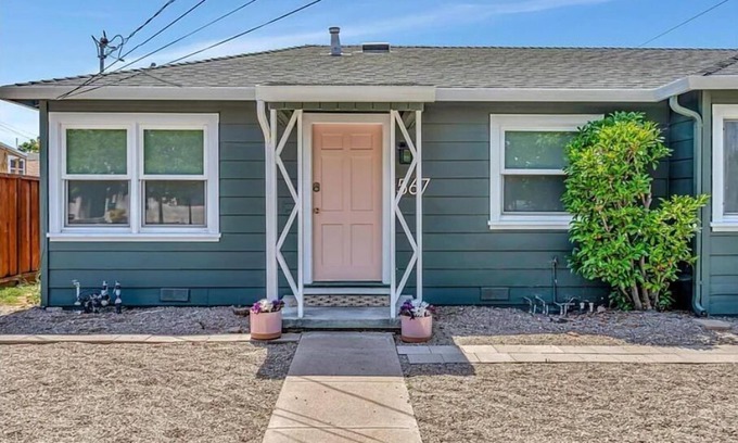 Livermore House | Pink Door, Livermore v2 - queen bed - private backyard - 0.5miles to downtown!