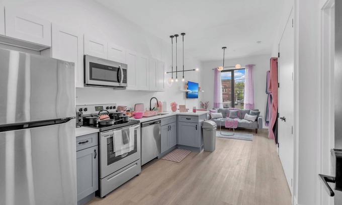 Elizabeth Apartment | Pink Heaven Cozy Studio Apt. Near NYC/EWR with an Indoor Pool & Free Parking