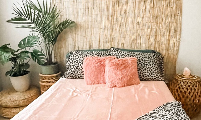 Richardson Apartment | Pink stylish bungalow free WiFi Pool view