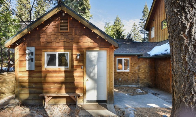 Tahoe City Cabin | Pioneer Bungalow - Walk to Tahoe City