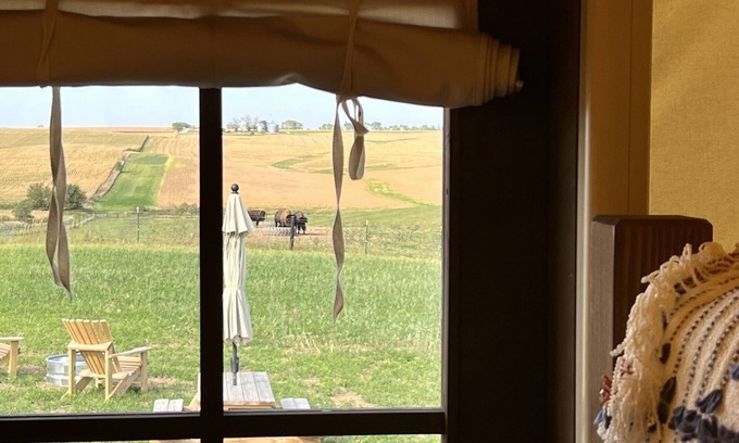 Poweshiek County Cabin | Pioneer's Dream~1883 Inspired~Covered Wagon~Bison~Private Bathroom~Heat and A/C