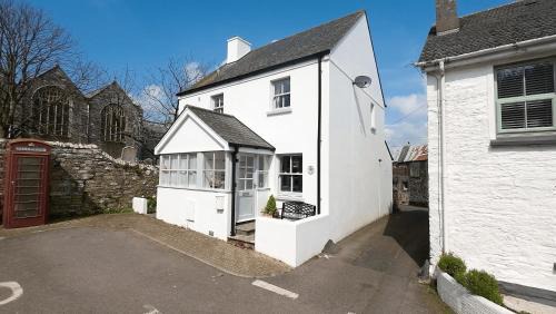 Malborough House | Pippin Cottage - Character Cottage with the spirit of the sea