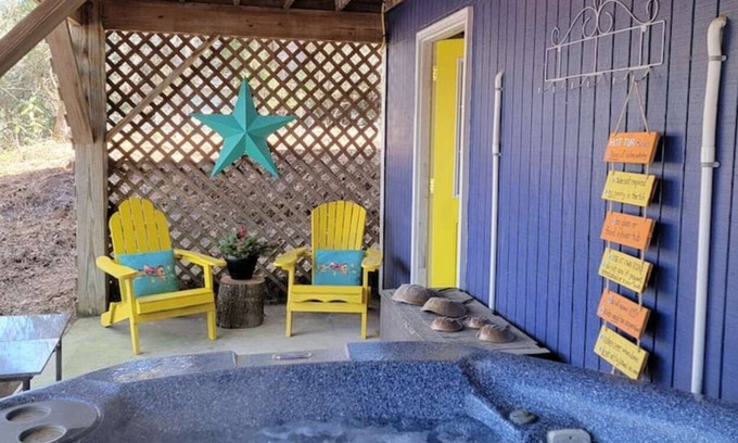 Colington Harbour Apartment | Pirate's Lair (w/hot tub!) @pirateslairobx