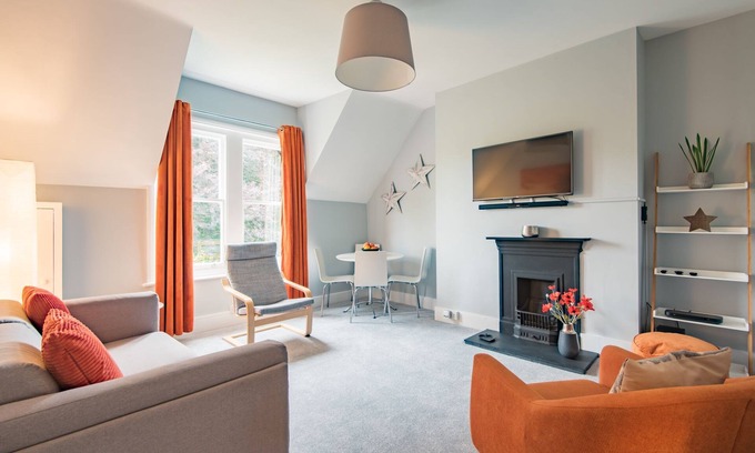 Canterbury Apartment | Pitch Perfect by Bloom Stays - comfortable apartment near City Centre with parking