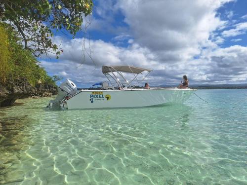 Trou d'Eau Douce Boat Rental | Pixel Cruise