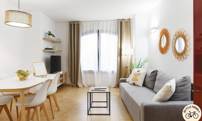 el Mercadal Apartment | Plaça Catalunya Terrace - Holiday Apartment Girona | Bravissimo