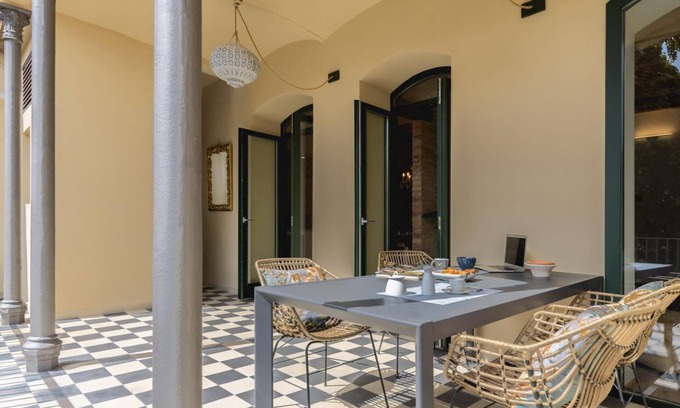 Old Town Apartment | Plaça Independència Garden- Holiday Apartment Girona | Bravissimo