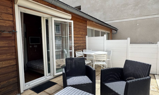 Cauterets Apartment | Place de la Mairie. Joli T2 4P - Terrasse et vue.